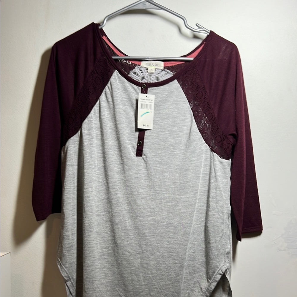 Taylor & Sage Gray and Red Raglan 3/4 Sleeve Tee Med